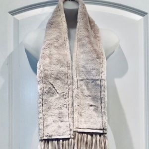 NWOT Fownes Light Silver White Fur Scarf w/fringe